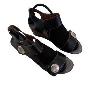 Taos Footwear Carousel 3 Wedge Sandals in black. Eu41 US 10-10.5